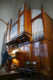 Oliver Kluge an der Englischen Orgel in Nazareth